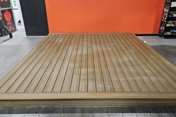 Plateforme de bois dans un magasin de bricolage