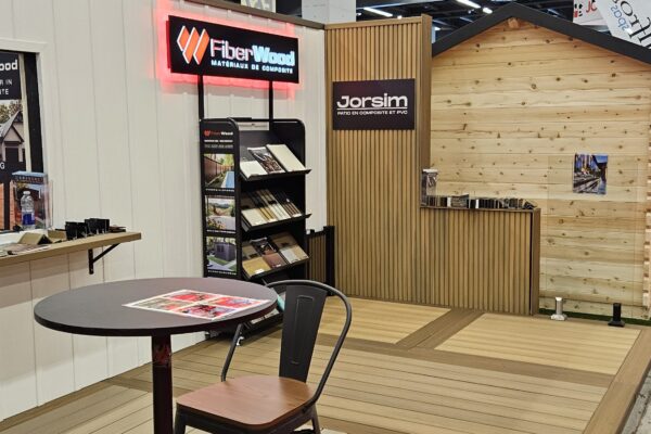 Stand exposition de matériaux composites avec mobilier.