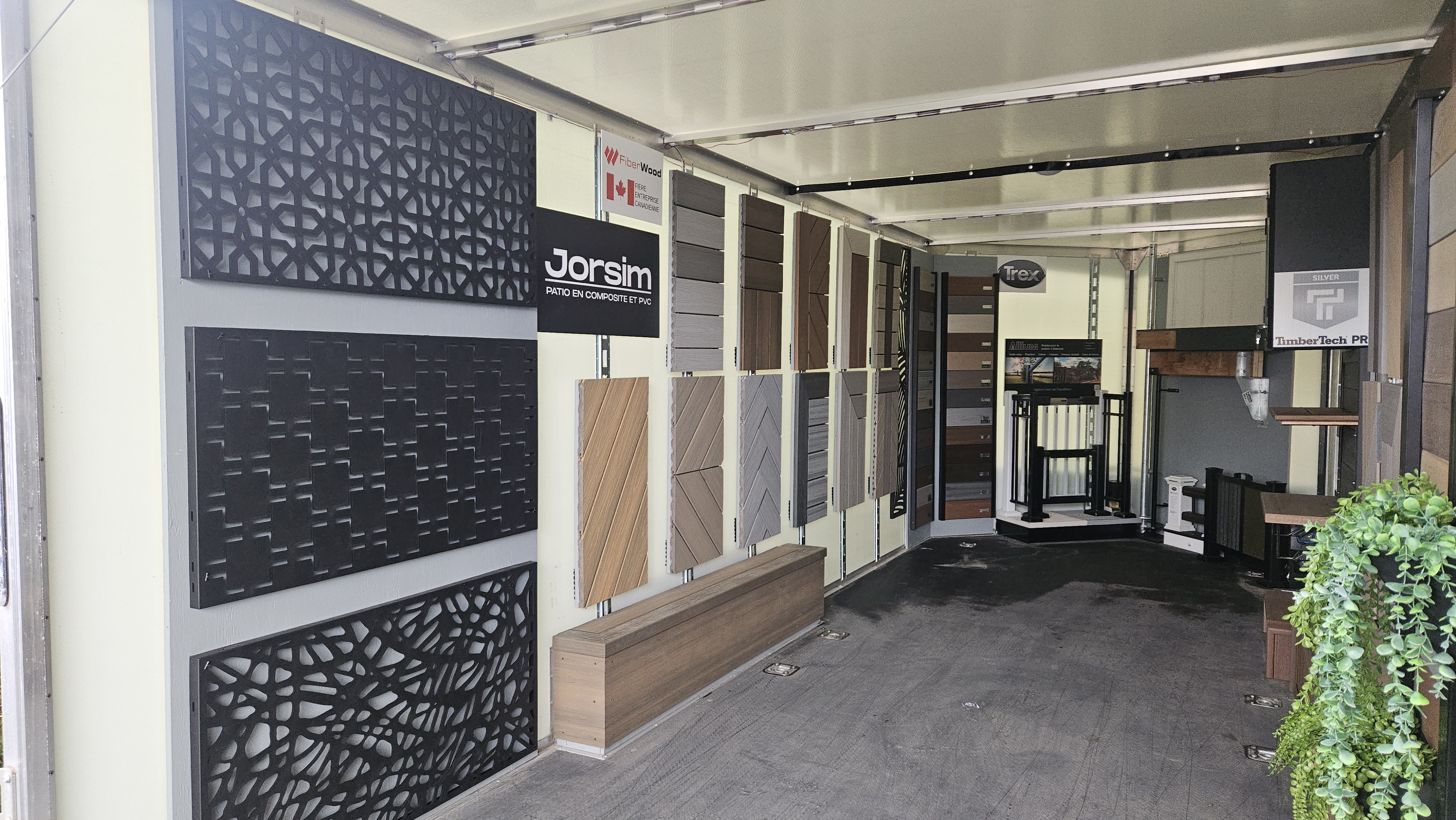 Exposition de panneaux en composite et PVC.