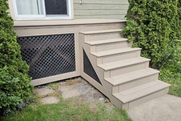 Escalier en bois menant à une terrasse extérieure.