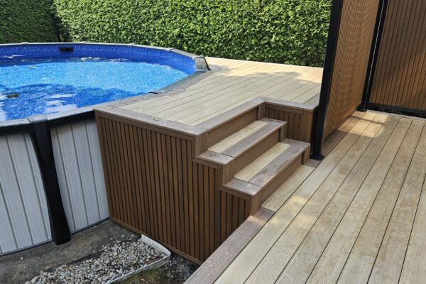 Piscine hors-sol avec terrasse en bois.