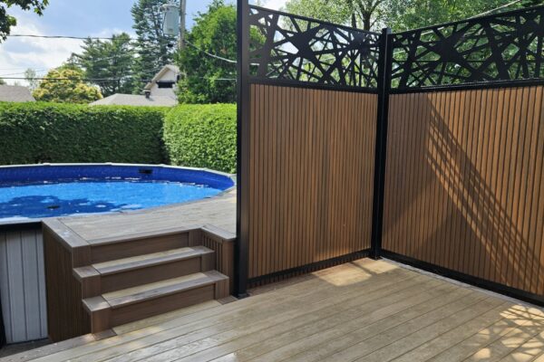 Piscine extérieure avec terrasse en bois.