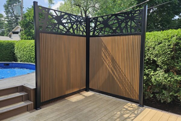 Clôture en bois près d'une piscine bleue.