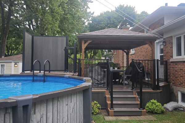 Piscine extérieure avec terrasse couverte.