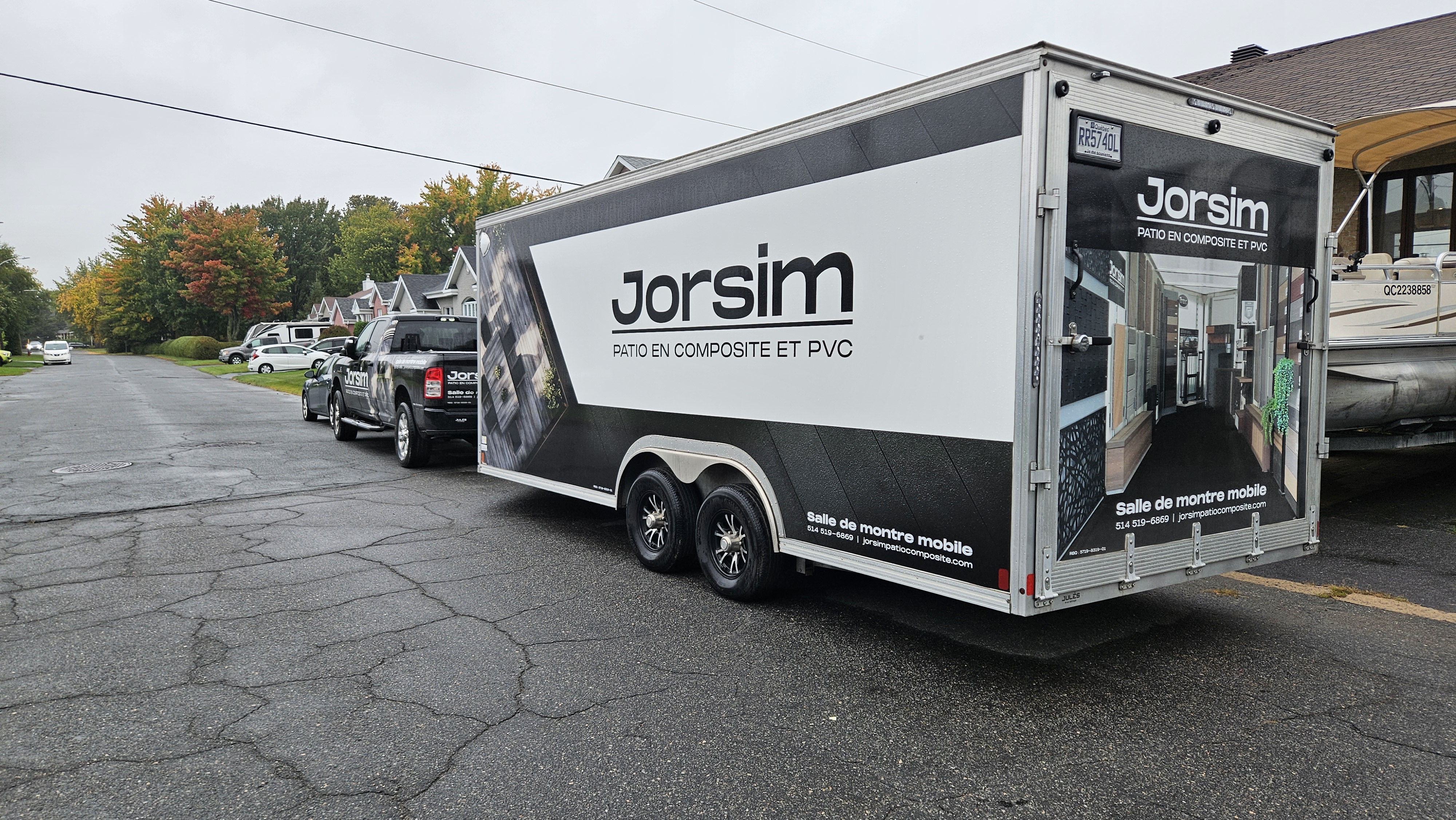 Remorque promotionnelle Jorsim dans une rue résidentielle.