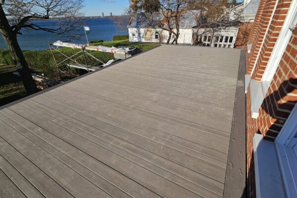 Terrasse en bois avec vue sur le lac