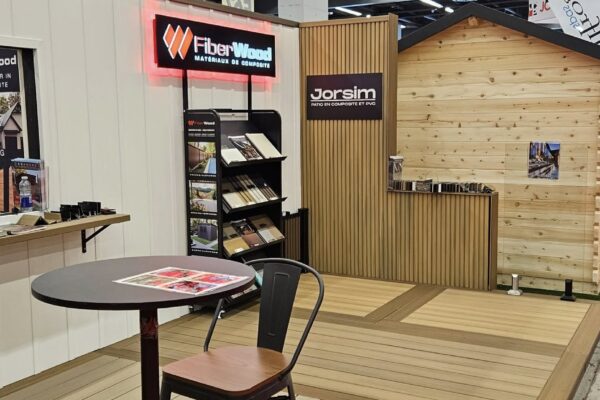 Salon avec stand de matériaux en bois composite.