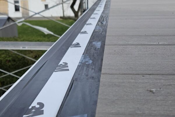 Vue d'un toit en rénovation avec ruban adhésif.