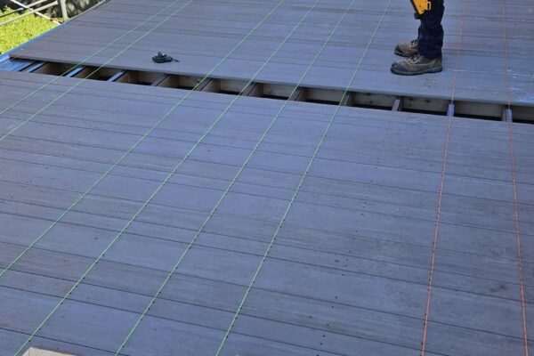 Travailleurs sur un toit en construction, automne.