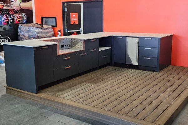 Cuisine extérieure moderne avec comptoirs noirs