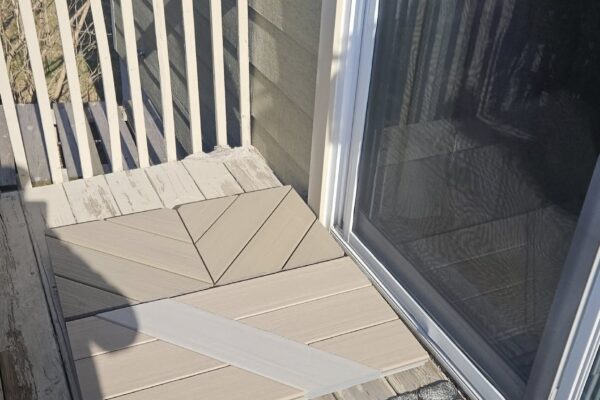 Petit balcon en bois avec tapis cailloux