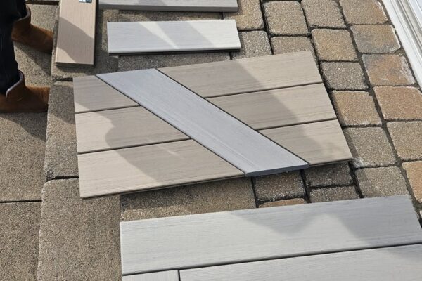 Échantillons de planchers composite sur terrasse.