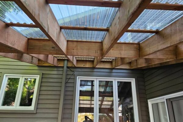 Toit de terrasse en bois et polycarbonate.