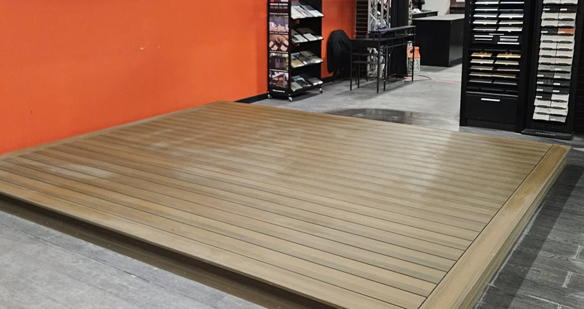 Plancher en bois dans un showroom moderne.