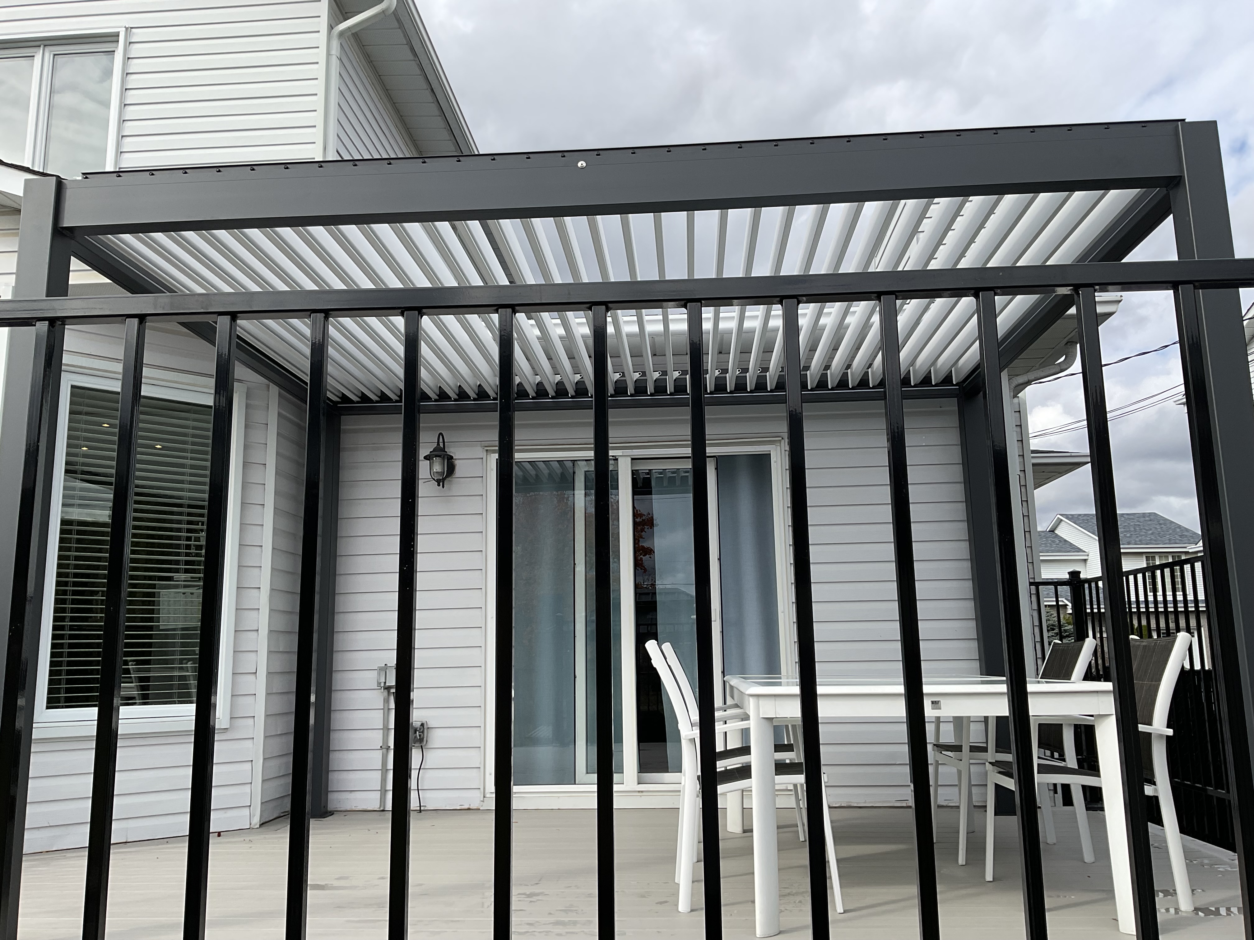 Terrasse avec mobilier extérieur sous pergola moderne