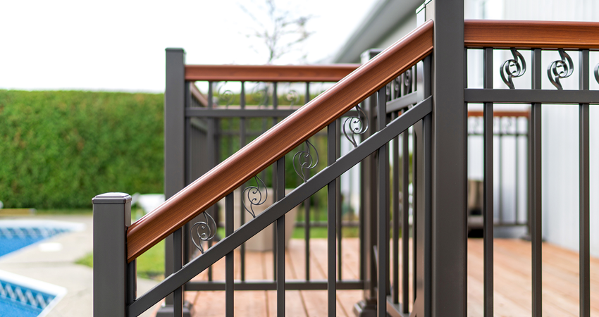 Garde-corps moderne en métal et bois sur terrasse.