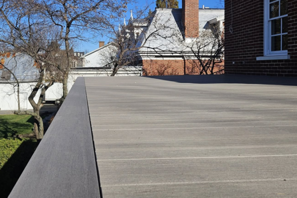 Terrasse en bois avec arbres et maisons environnantes
